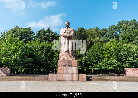 Lemberg, Ukraine - August 1, 2018: Platz im historischen ukrainischen Stadt in der Altstadt von Ivan Franko National University und Denkmal Statue mit Menschen Stockfoto