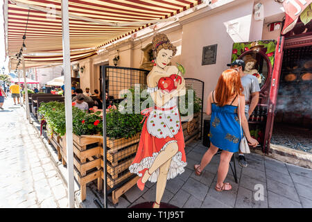 Lemberg, Ukraine - August 1, 2018: Street im historischen Ukrainischen polnischen Lvov Stadt bei Tag mit gelben alten Vintage Gebäude in der Altstadt, Menschen sitzen Stockfoto