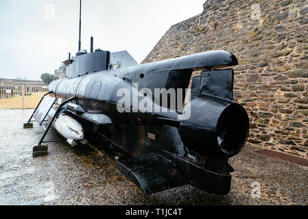 Brest, Frankreich - Juli 29, 2018: Alte u-Boot in Schloss oder Burg von Brest. Es ist eine mittelalterliche Festung in der Hafenstadt Brest heutzutage die Maritime Mu Stockfoto