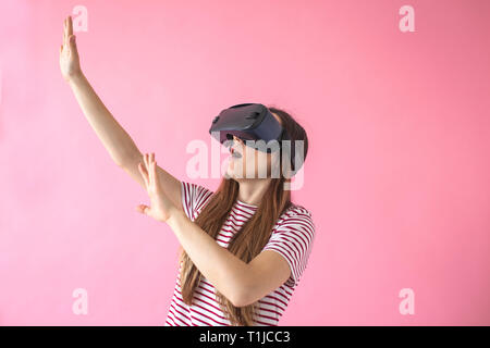 Die Frau mit der Brille der Virtuellen Realität. Zukunft Technik Konzept. Moderne bildgebende Technik. Stockfoto