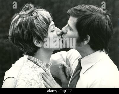 Leute, Paare, Liebhaber/Romantik, Paar küssen einander, 1970er Jahre, Additional-Rights - Clearance-Info - Not-Available Stockfoto