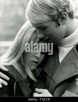 Leute, Paare, Liebhaber/Romantik, Paar einander umarmen, 1970er Jahre, Additional-Rights - Clearance-Info - Not-Available Stockfoto