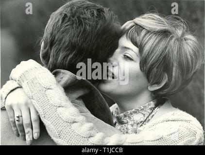 Leute, Paare, Liebhaber/Romantik, Paar einander umarmen, 1970er Jahre, Additional-Rights - Clearance-Info - Not-Available Stockfoto