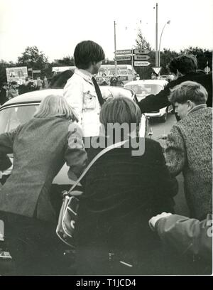 Menschen, Jugend/Jugendliche, junge Fans begleiten den Konvoi der "Rolling Stones", Flughafen, Hamburg, 13.9.1965, Additional-Rights - Clearance-Info - Not-Available Stockfoto