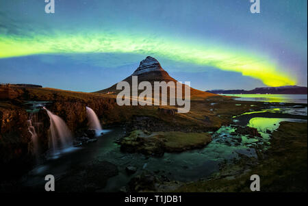 Nordlicht (Aurora Borealis) über Kirkjufell Berg Islands Stockfoto