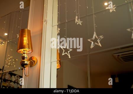 Antike Wandleuchte Wandleuchte mit Spiegel und vintage Hintergrund. Stockfoto