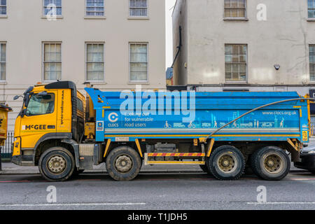 Ein McGee Lkw mit einem CLOCS Zeichen Auslesen auf der Suche nach ungeschützten Verkehrsteilnehmern auf seiner Seite. Stockfoto