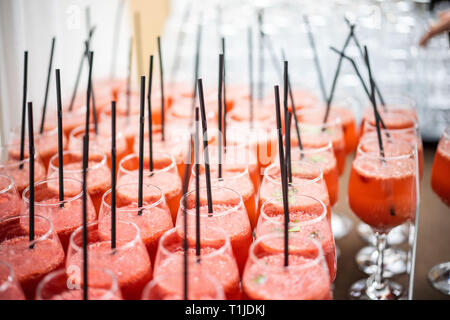 Viele Gläser von Glühwein und verschiedene alkoholische Getränke. Stockfoto