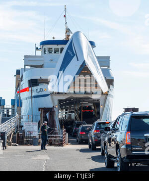 Orient Point, New York, USA - 19. Oktober 2018: Die Fähre die Mary Ellen Autos geladen wird unter über nach New London, Connecticut zu versenden. Stockfoto