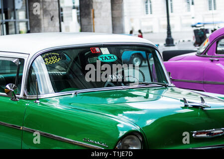 Havanna, Kuba - vom 25. Juli 2018: Die grünen und weißen 1950er classic Chevy Belair, als Taxi, in Havanna Kuba geparkt werden. Stockfoto