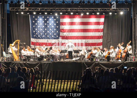 East Islip, New York, USA - 15. Juli 2017: Die neue Long Island Konzert Orchester führt Sie kostenlos bei Nacht unter den Sternen, bei Heckshire State Park. Stockfoto