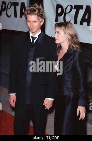 LOS ANGELES, Ca - 18. September 1999: Schauspielerin Alicia Silverstone & Freund CHRISTOPHER JERECKI auf der PETA Party des Jahrhunderts, in Los Angeles. © Paul Smith/Featureflash Stockfoto