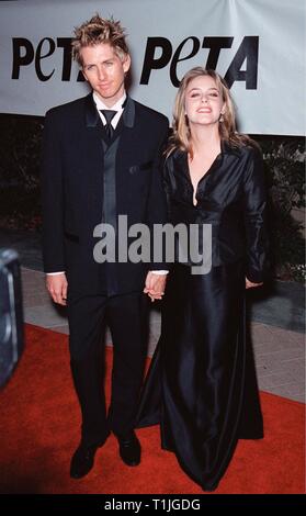LOS ANGELES, Ca - 18. September 1999: Schauspielerin Alicia Silverstone & Freund CHRISTOPHER JERECKI auf der PETA Party des Jahrhunderts, in Los Angeles. © Paul Smith/Featureflash Stockfoto