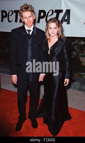 LOS ANGELES, Ca - 18. September 1999: Schauspielerin Alicia Silverstone & Freund CHRISTOPHER JERECKI auf der PETA Party des Jahrhunderts, in Los Angeles. © Paul Smith/Featureflash Stockfoto