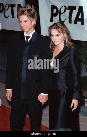 LOS ANGELES, Ca - 18. September 1999: Schauspielerin Alicia Silverstone & Freund CHRISTOPHER JERECKI auf der PETA Party des Jahrhunderts, in Los Angeles. © Paul Smith/Featureflash Stockfoto