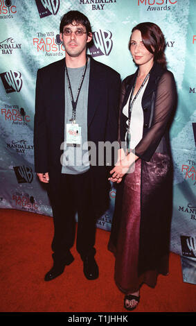 LAS VEGAS, NV. Oktober 28, 1999: Schauspieler Nicholas Brendon, Star der TV-Serie "Buffy the Vampire Slayer', & Freundin Tressa Di Figlia Am WB Radio Music Awards im Mandalay Bay Resort & Casino, Las Vegas. © Paul Smith/Featureflash Stockfoto