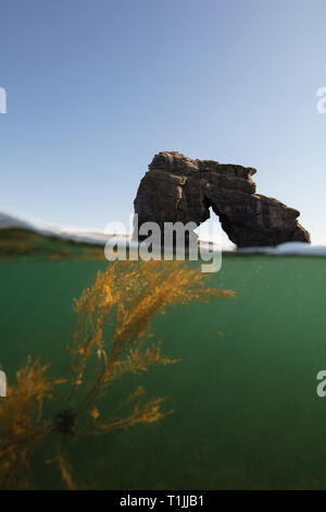 Am frühen Morgen Sonnenaufgang in South Devon. Dieses schöne Felsen steht draussen auf dem Meer bewachen South Milton Sands, Thurlestone Stockfoto