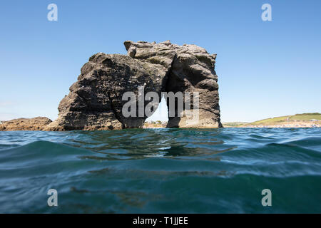 Eine Nahaufnahme von thurlestone Rock. Dieses schöne Felsen steht draussen auf dem Meer bewachen South Milton Sands, Thurlestone Stockfoto