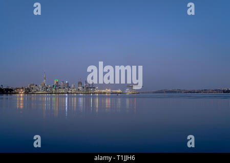 Auckland, Neuseeland. Blick auf den Central Business District von Okahu Bay Stockfoto