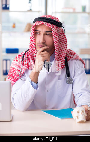 Arabische Arzt mit der menschlichen Schädel Stockfoto