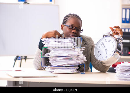 Schwarze weibliche Mitarbeiter mit übermäßiger Arbeit unzufrieden Stockfoto