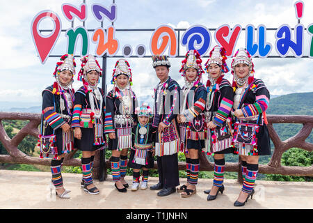 Akha Hill Tribe mit traditioneller Kleidung auf der Akha Swing Festival. Stockfoto