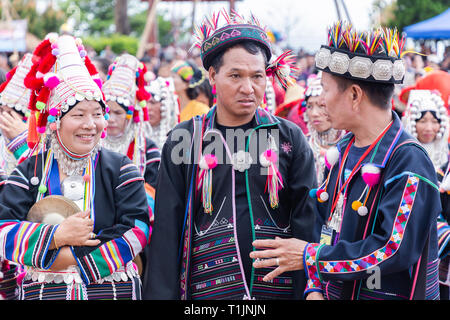 Akha Hill Tribe mit traditioneller Kleidung auf der Akha Swing Festival. Stockfoto