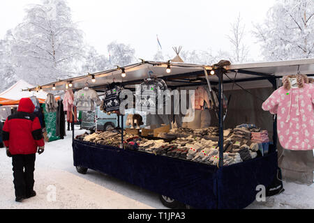 JOKKMOKK, Schweden am Februar 08, 2019. Die Menschen bewegen sich zwischen den Ständen. World, Deutsch, Wirtschaft, Handwerk und etwas zu Essen. Redaktionelle Verwendung. Stockfoto