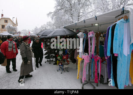 JOKKMOKK, Schweden am Februar 08, 2019. Die Menschen bewegen sich zwischen den Ständen. World, Deutsch, Wirtschaft, Handwerk und etwas zu Essen. Redaktionelle Verwendung. Stockfoto