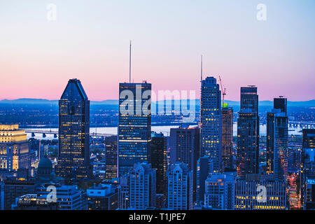 Schönen roten und blauen Himmel und sunrise Licht über Montreal City am Morgen Zeit. Herrliche Aussicht von Mont-Royal mit moderner Architektur. Atemberaubende p Stockfoto