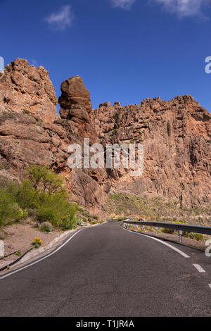 Straße obwohl vulkanische Landschaft in der Nähe von Timagada auf Gran Canaria, Kanarische Inseln Stockfoto