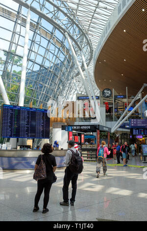 Internationale Reisende überprüfen ihre Flüge am Kuala Lumpur International Airport. Stockfoto