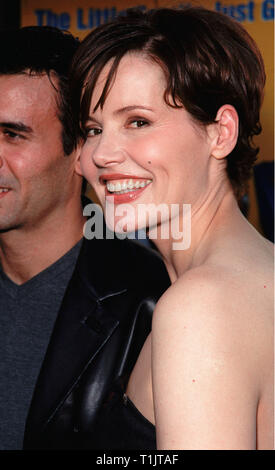 LOS ANGELES, Ca. Dezember 06, 1999: Schauspielerin Geena Davis bei der Weltpremiere von ihren neuen Film tuart Wenig", in denen Sie Sterne mit Jonathan Lipnicki. © Paul Smith/Featureflash Stockfoto