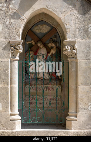 Rocamadour, Frankreich - 3. September 2018: Statinon 8 Jesus begegnet den Frauen von Jerusalem. Stationen der Kreuzigung am Heiligtum von Rocamadour. Stockfoto