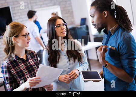 Portrait von jungen Architekten diskutieren im Büro Stockfoto