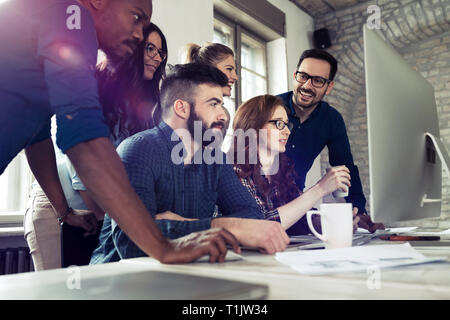 Junge Architekten, die am Projekt im Büro Stockfoto