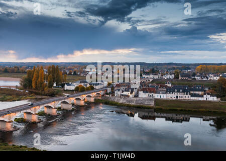 Französische Landschaft mit alten Steinbrücke im Indre-et-Loire Abteilung der Loire Tal. Amboise, Frankreich Stockfoto