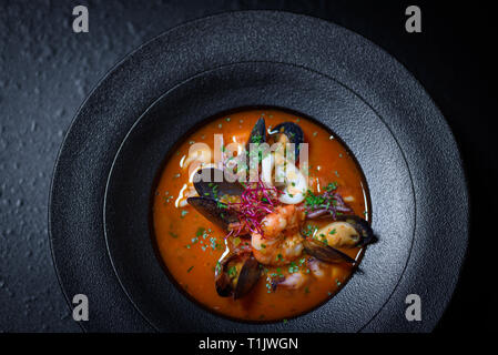 Köstliche mediterrane Meeresfrüchtesuppe mit Muscheln und Garnelen Stockfoto