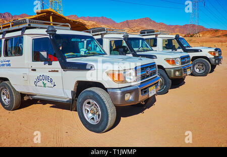 DAHAB, Ägypten - Dezember 16, 2017: Desert off road Safari ist interessante Abenteuer für Touristen, Reisende, Sharm El Sheikh Resort, am 16. Dezember in Dah Stockfoto