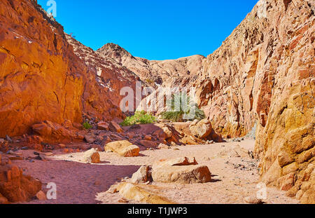 Genießen Sie Safari in den Bergen des Sinai, besuchen Sie kleine Coloured Canyon, befindet sich neben dem Dahab, Ägypten. Stockfoto