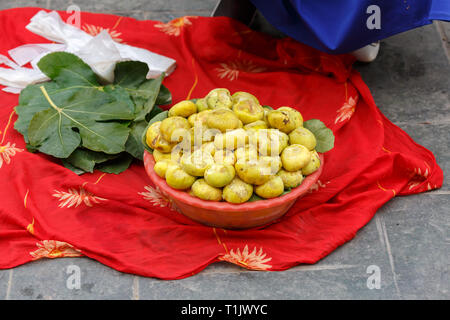 KASHGAR, XINJIANG/CHINA - Oktober 1, 2017: Geschälte Kastanien in einer Schüssel auf der Anzeige zum Verkauf auf einem Markt in Kashgar. Stockfoto