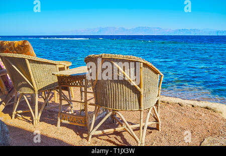 Die Marine und die Dunstige Berge von Saudi-arabien und genießen Sie eine Ruhe am Ufer des Golfes von Aqaba in Dahab, Sinai, Ägypten. Stockfoto