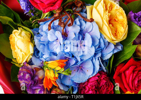 Close-up Foto ofp Blumenstrauß aus den vielfarbigen Rosen. Stockfoto