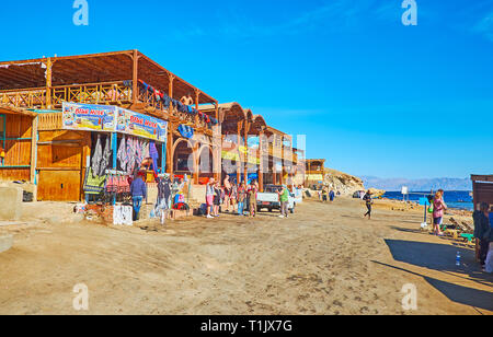 DAHAB, Ägypten - Dezember 16, 2017: Die kleine touristische Basar mit Sportausrüstung, Souvenirs und Lebensmittel, im Blue Hole Ort zum Schnorcheln, auf Dec Stockfoto