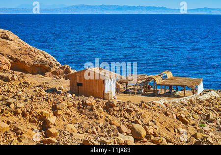 Alte Sommer Cafe, gelegen auf dem felsigen Berghang am Ufer von Aqaba Gulf Resort in Dahab, Sinai, Ägypten. Stockfoto