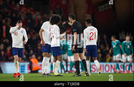 Bournemouth, UK. 26 Mär, 2019. England Spieler Frage der Schiedsrichter & Phil Foden (Manchester City) von England U21 hält seinen Kopf, als Deutschland die letzte Minute gewinnendes Ziel während der internationalen Freundschaftsspiel zwischen England U 21 und U 21 in der Goldsands Stadion, Bournemouth, England feiern am 26. März 2019. Foto von Andy Rowland. Credit: Andrew Rowland/Alamy leben Nachrichten Stockfoto