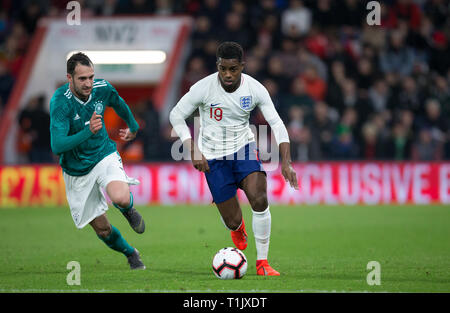 Bournemouth, UK. 26 Mär, 2019. Ryan Sessegnon (Fulham) von England U21 & Levin… ztunalõ (Mainz 05) Deutschlands U21 während der internationalen Freundschaftsspiel zwischen England U 21 und U 21 in der Goldsands Stadion, Bournemouth, England am 26. März 2019. Foto von Andy Rowland. Credit: Andrew Rowland/Alamy leben Nachrichten Stockfoto