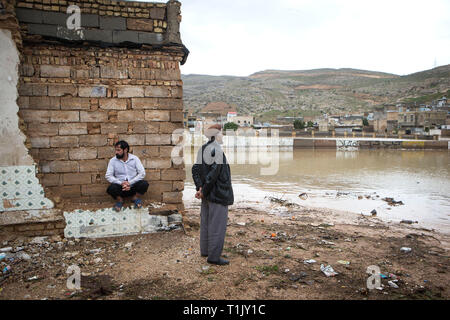 Shiraz, Iran. 26 Mär, 2019. Die Menschen warten auf Hilfe nach einer Flut von starken Regenfällen in Schiraz, Iran, 26. März 2019 verursacht. Mindestens 25 Menschen wurden bei dem starken Regen und der anschließenden Überschwemmungen im Iran in der vergangenen Woche getötet. Credit: Ahmad Halabisaz/Xinhua/Alamy leben Nachrichten Stockfoto