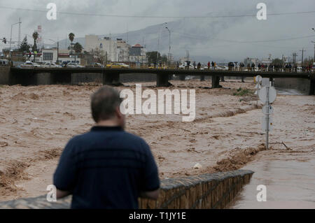 Shiraz, Iran. 26 Mär, 2019. Ein Mann steht durch ein Hochwasser des Flusses in Schiraz, Iran, 26. März 2019. Mindestens 25 Menschen wurden bei dem starken Regen und der anschließenden Überschwemmungen im Iran in der vergangenen Woche getötet. Credit: Ahmad Halabisaz/Xinhua/Alamy leben Nachrichten Stockfoto