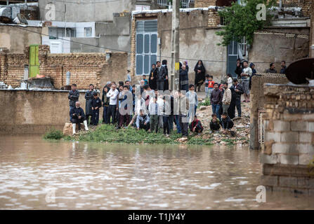 Shiraz, Iran. 26 Mär, 2019. Die Menschen warten auf Hilfe nach einer Flut von starken Regenfällen in Schiraz, Iran, 26. März 2019 verursacht. Mindestens 25 Menschen wurden bei dem starken Regen und der anschließenden Überschwemmungen im Iran in der vergangenen Woche getötet. Credit: Ahmad Halabisaz/Xinhua/Alamy leben Nachrichten Stockfoto